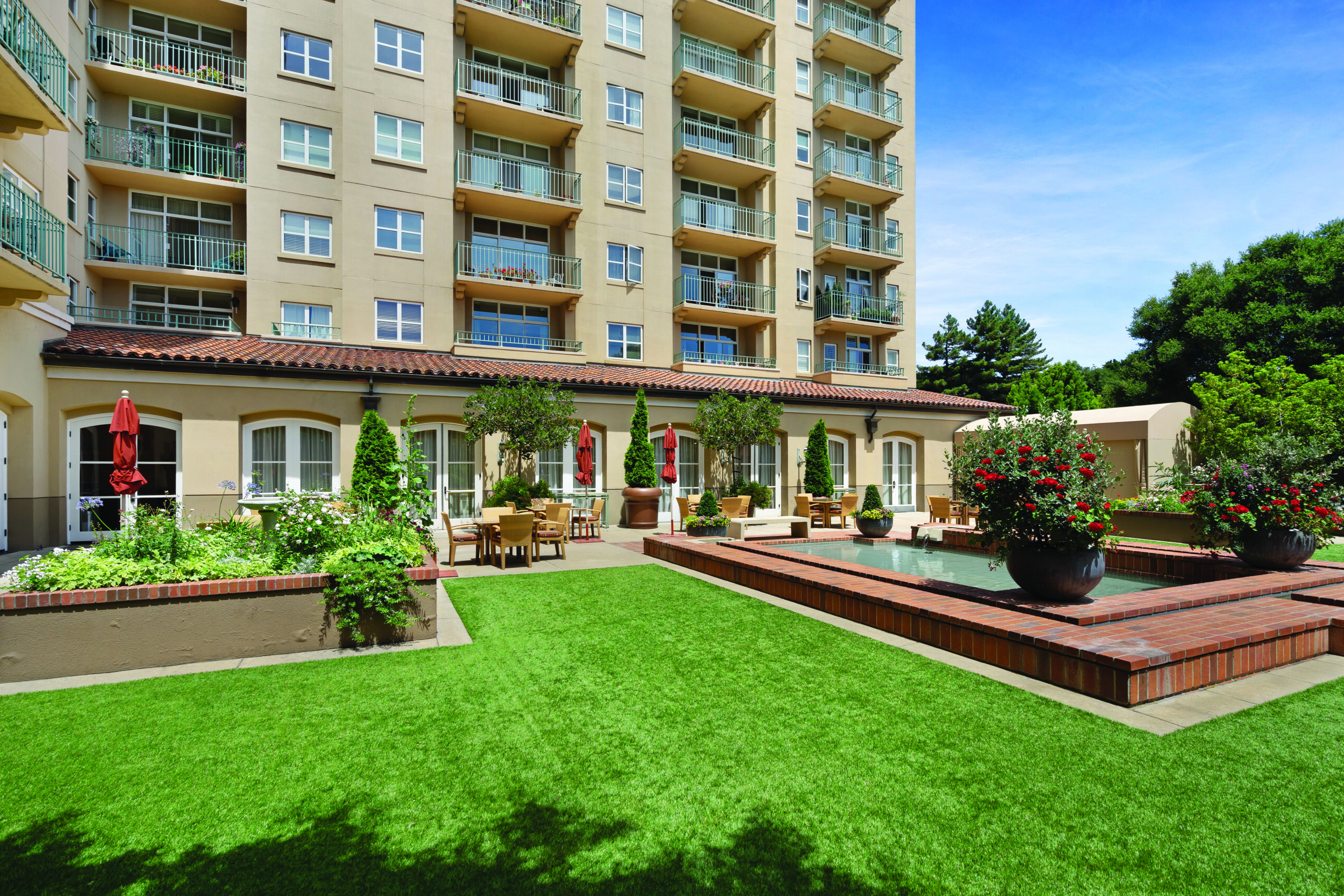The Peninsula Regent exterior courtyard