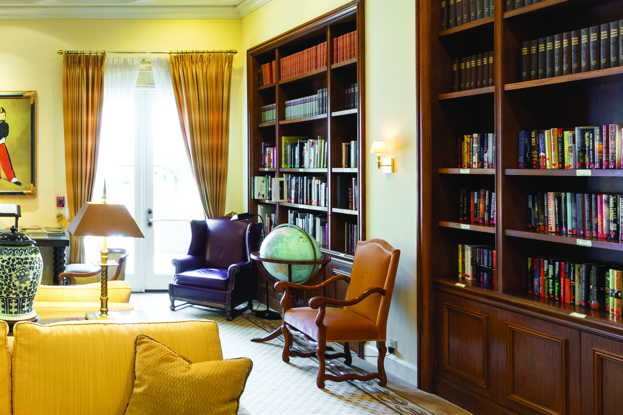 The Peninsula Regent - Interior library with mahogany bookshelves and chairs